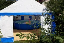 Sodo palapinės - mėlyna ir balta "Bavaria" 4 x 6 m palapinė su baseinu viduje